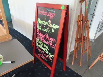 3 Staffeleien 2 Kreidetafeln -