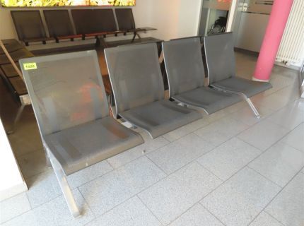 2 Wartebänke mit jeweils 4