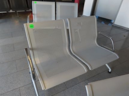 3 Wartebänke mit jeweils 2