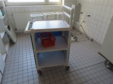 1 Hygiene- und Pflegewagen Fabr.