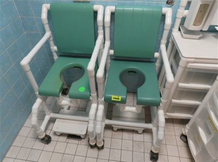 2 Dusch- und Toilettenrollstühle Fabr.