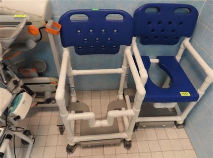 2 Dusch- und Toilettenrollstühle Fabr.