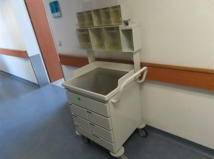 1 Verband- und Behandlungswagen Fabr.