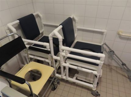 3 Dusch- und Toilettenstühle Fabr.