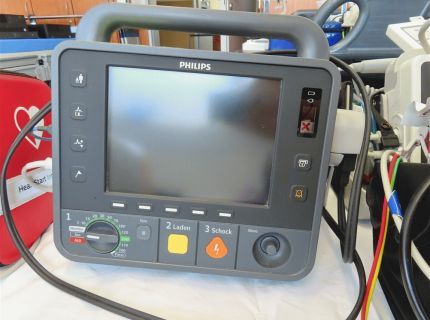 1 Defibrillator Fabr. Philips Typ