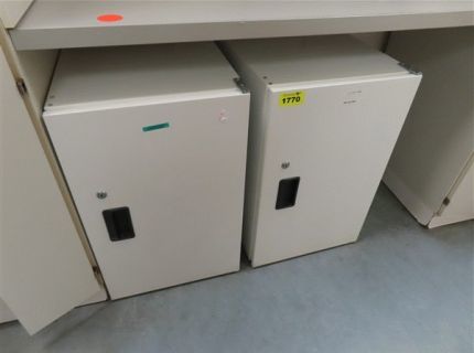 2 Medikamenten-Kühlschränke Fabr. Kirsch Typ