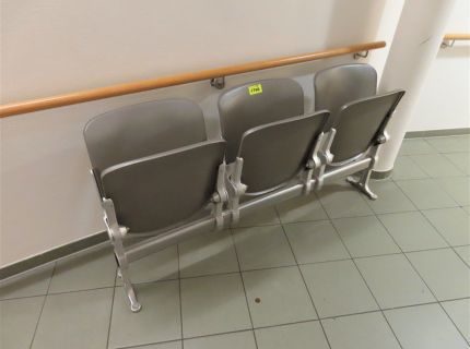 1 Wartebank 3-sitzer klappbar grau