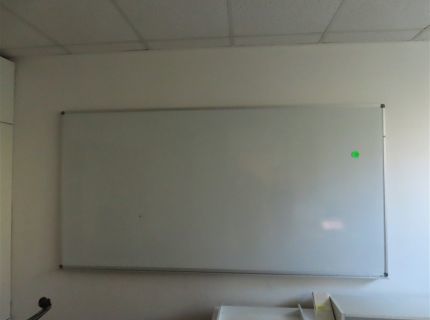 1 Magnet-Whiteboard ca. 120 m