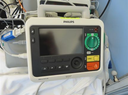1 Defibrillator/Monitor Fabr. Philips Typ