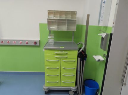 1 Verband- und Behandlungswagen Fabr.