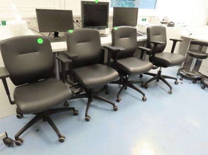 4 Bürodrehstühle mit Armlehnen Leder