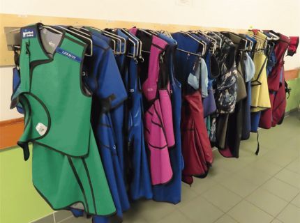 1 Schürzen-Garderobe wandmontiert 3 x