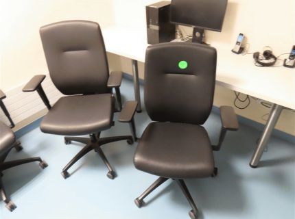 2 Bürodrehstühle mit Armlehnen Lederbezug