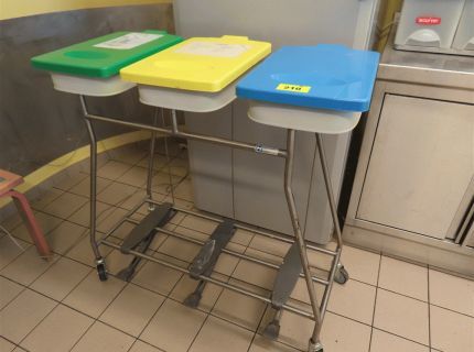 1 mobiler Wäsche- und Abfallsammler