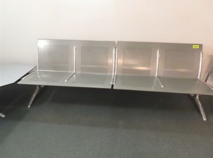 1 Eck-Wartebank mit Ablageflächen