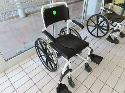 2 Dusch/Toilettenrollstühle (Pos. 2213) -