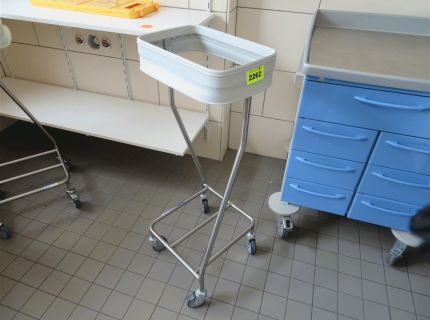 1 mobiler Wäsche- und Abfallsammler