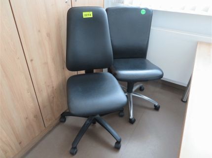 2 Bürodrehstühle ohne Armlehnen Kunstlederbezug