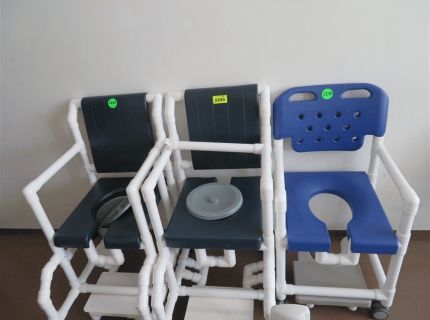 3 Dusch- und Toilettenrollstühle Fabr.