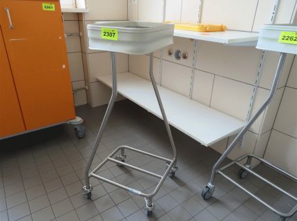 1 mobiler Wäsche- und Abfallsammler