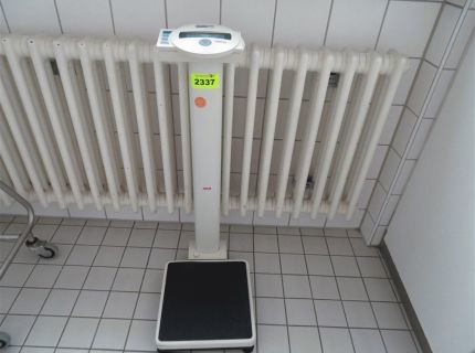 1 Personenwaage Fabr. Seca Inventar-Nr.