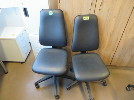 2 Bürodrehstühle Kunstlederbezug schwarz ohne