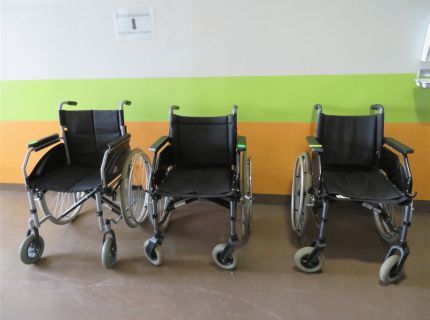 3 Posten Rollstühle einfach -