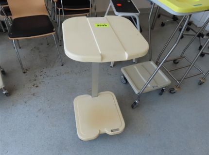 1 mobiler Wäsche- und Abfallsammler
