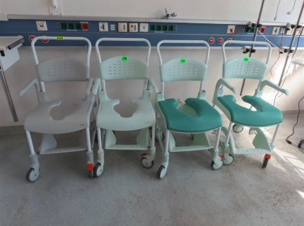 4 Dusch- und Toilettenrollstühle Fabr.