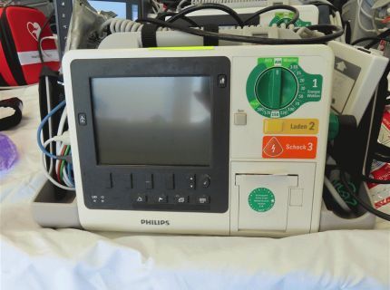 1 Defibrillator Fabr. Philips Typ