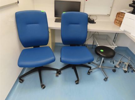 2 Bürodrehstühle Fabr. Dauphin Kunstlederbezug
