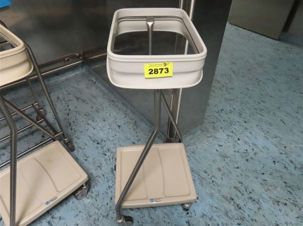 1 mobiler Wäsche- und Abfallsammler