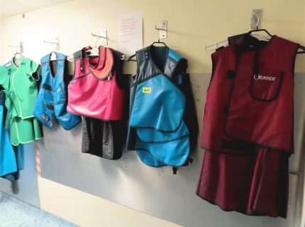 1 Schürzen-Garderobe wandmontiert mit 1