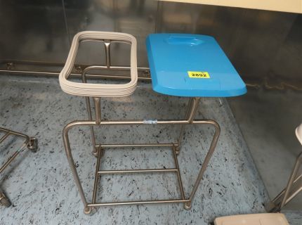 2 mobile Wäsche- und Abfallsammler
