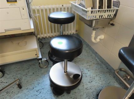 2 Arbeits-Rollhocker Fabr. Schmitz Leder