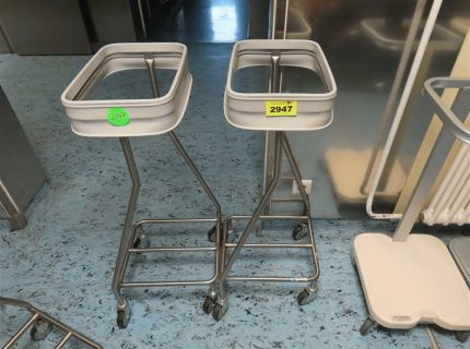 2 mobile Wäsche- und Abfallsammler