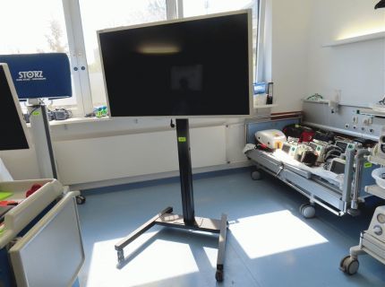 1 mobiler Monitorständer Fabr. Vogel´s