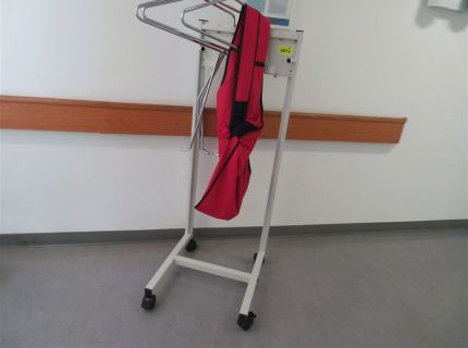 1 Schürzen-Garderobe rollbar Serien-Nr. 0414/11853