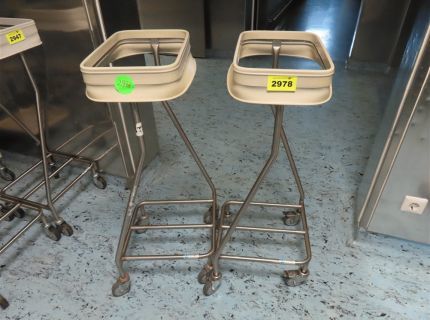 2 mobile Wäsche- und Abfallsammler