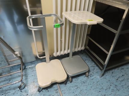 2 mobile Wäsche- und Abfallsammler