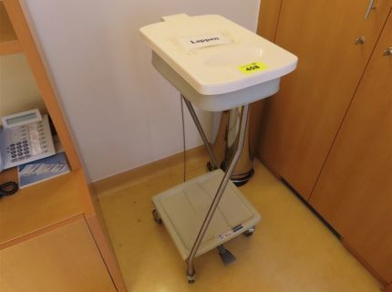 1 mobiler Wäsche- und Abfallsammler