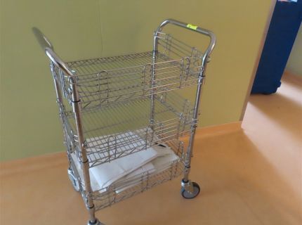 1 Rollwagen verchromt ca. 040