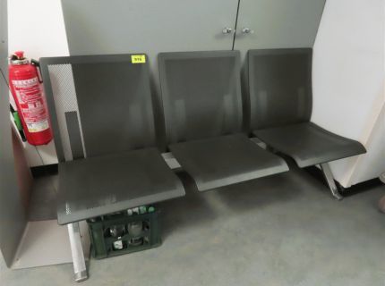 1 Wartebank 3-Sitzer Metall grau