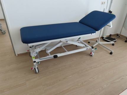 1 Behandlungsliege 2-teilig manuell höhenverstellbar