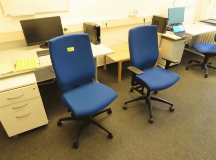 2 Bürodrehstühle Fabr.: Dauphin Stoffbezug