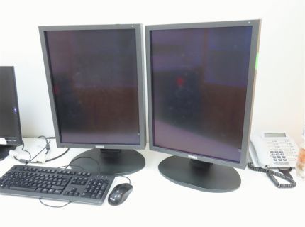 2 Befundmonitore Fabr.: Totoku LCD-Monitor