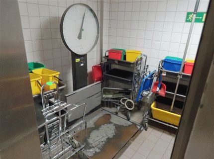 1 Waage im Boden eingelassen