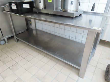 1 Edelstahlarbeitstisch ca. 200 m