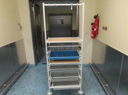 1 Korbtransportwagen 7-etagig mit 6er-Hakengarderobe