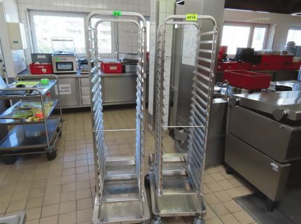 2 Gestellwagen mit Blechhalter für